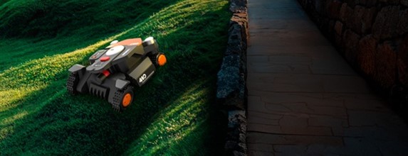 Baner: Czy robot koszący Worx pokonuje strome zbocza?